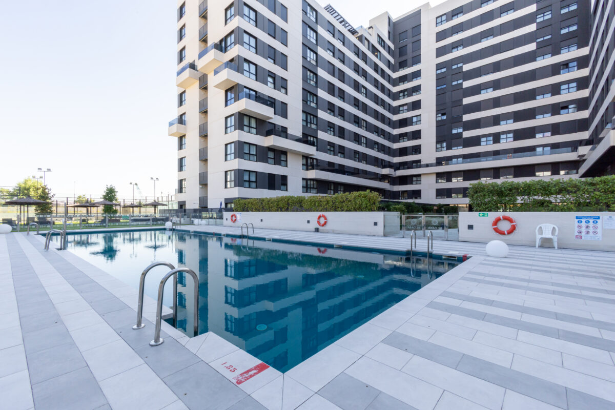 Piscina y solárium Valdebebas